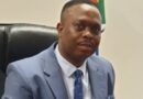 Unkosikazi usola isikhulu sezemfundo ngokulala nokudayisa izikhala zothisha